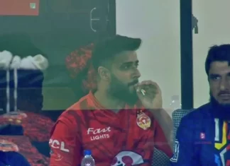 PSL फाइनल: ड्रेसिंग रूम में दम मारो दम! Imad Wasim ने मैच के दौरान लगाए सिगरेट के कश; फैंस ने दिए मजेदार रिएक्शन्स 19 03 2024 imad wasim news 23678152