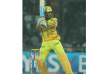 MS Dhoni ने ट्रेनिंग में जड़ा अपना आइकॉनिक ‘हेलीकॉप्टर शॉट’, फिटनेस की सारी चिंताएं कर दी दूर dhoni rrrrrr 1600546985