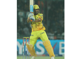 MS Dhoni ने ट्रेनिंग में जड़ा अपना आइकॉनिक ‘हेलीकॉप्टर शॉट’, फिटनेस की सारी चिंताएं कर दी दूर dhoni rrrrrr 1600546985