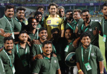 धोनी ने विशाखापट्टनम ग्राउंड स्टाफ के साथ फोटो क्लिक कराई dhoni 1711948665