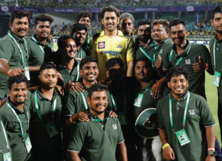 धोनी ने विशाखापट्टनम ग्राउंड स्टाफ के साथ फोटो क्लिक कराई dhoni 1711948665