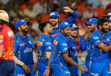 IPL में मुंबई ने पंजाब को 9 रन से हराया jasprit bumrah with teammates celebrates the wicket of punjab kings