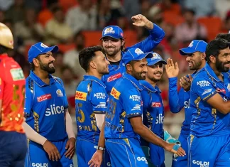 IPL में मुंबई ने पंजाब को 9 रन से हराया jasprit bumrah with teammates celebrates the wicket of punjab kings