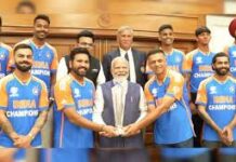 टीम इंडिया और पीएम की मुलाकात ,मोदी ने रोहित से पूछा download