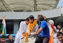 विनेश फोगाट दिल्ली से ओपन जीप में झज्जर पहुंची 11 33 344545570ek