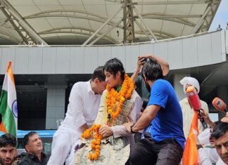 विनेश फोगाट दिल्ली से ओपन जीप में झज्जर पहुंची 11 33 344545570ek