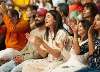 टीम इंडिया के बल्लेबाज विराट कोहली और अनुष्का शर्मा अमेरिकी गायक कृष्ण दास के कीर्तन में शामिल हुए 114415069