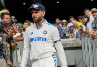 कोहली 3-4 साल और खेल सकते हैं- शास्त्री ndia players wear black armbands in tribute to former pm manmohan singh 1735263610371 16 9