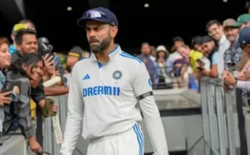 कोहली 3-4 साल और खेल सकते हैं- शास्त्री ndia players wear black armbands in tribute to former pm manmohan singh 1735263610371 16 9