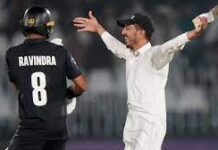 रावलपिंडी में सुरक्षा चूक: कट्टरपंथी नेता की तस्वीर लेकर मैदान में घुसा दर्शक images