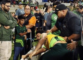 पाकिस्तानी क्रिकेटर खुशदिल शाह ने गाली-गलौज कर रहे फैंस पर किया हमला Gnww7dhXEAAJqP2