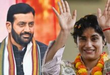 विनेश फोगाट ने हरियाणा सरकार का ₹4 करोड़ नकद पुरस्कार स्वीकार किया, प्लॉट की भी मांग की image (7)