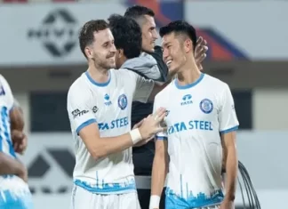 कोलकाता से लखनऊ तक फुटबॉल ड्रिबलिंग करते पहुंचे जापानी फुटबॉलर, बना रहे हैं गिनीज वर्ल्ड रिकॉर्ड high