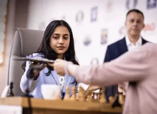 “दिव्या देशमुख ने FIDE विमेंस वर्ल्ड कप में फाइनल में जगह बनाई—पहली भारतीय महिला” 4 3 1753324182