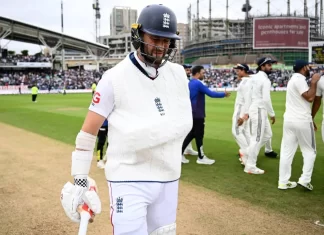 एक हाथ से बैटिंग करने उतरे क्रिस वोक्स chris woakes photo 2 1