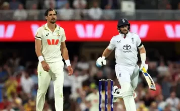 जो रूट का कमाल: ऑस्ट्रेलिया में लगाया पहला टेस्ट शतक, इंग्लैंड की पारी को मिली मजबूती moments 17 1764848267