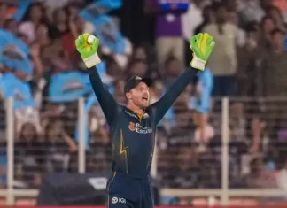 IPL में अनोखा नज़ारा—कैमरन ग्रीन के छक्के से कार से टकराई गेंद, फैंस रह गए हैरान buttlerdrs 1776445374