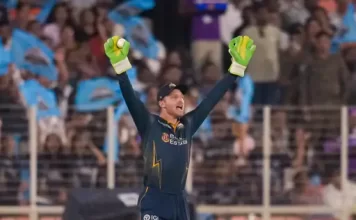 IPL में अनोखा नज़ारा—कैमरन ग्रीन के छक्के से कार से टकराई गेंद, फैंस रह गए हैरान buttlerdrs 1776445374